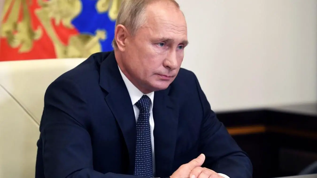 Vladimir Poutine présente "Spoutnik V", le premier vaccin anti-covid-19 développé