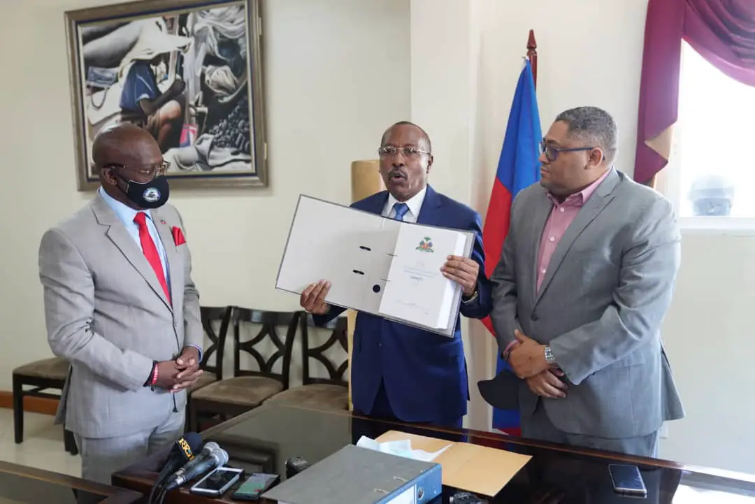 Le premier ministre Jouthe reçoit les rapports Petro Caribe du président du Sénat