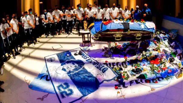 Funérailles de Maradona : des heurts ont éclaté entre la police et les admirateurs de la star à Buenos Aires.