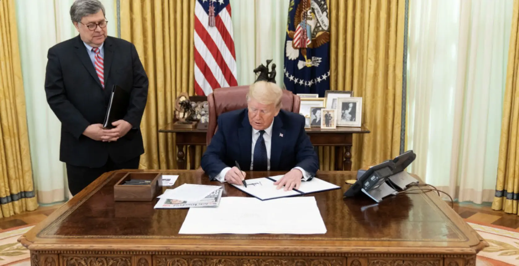 Donald Trump signe un décret révisant le statut des plates-formes de réseaux sociaux.