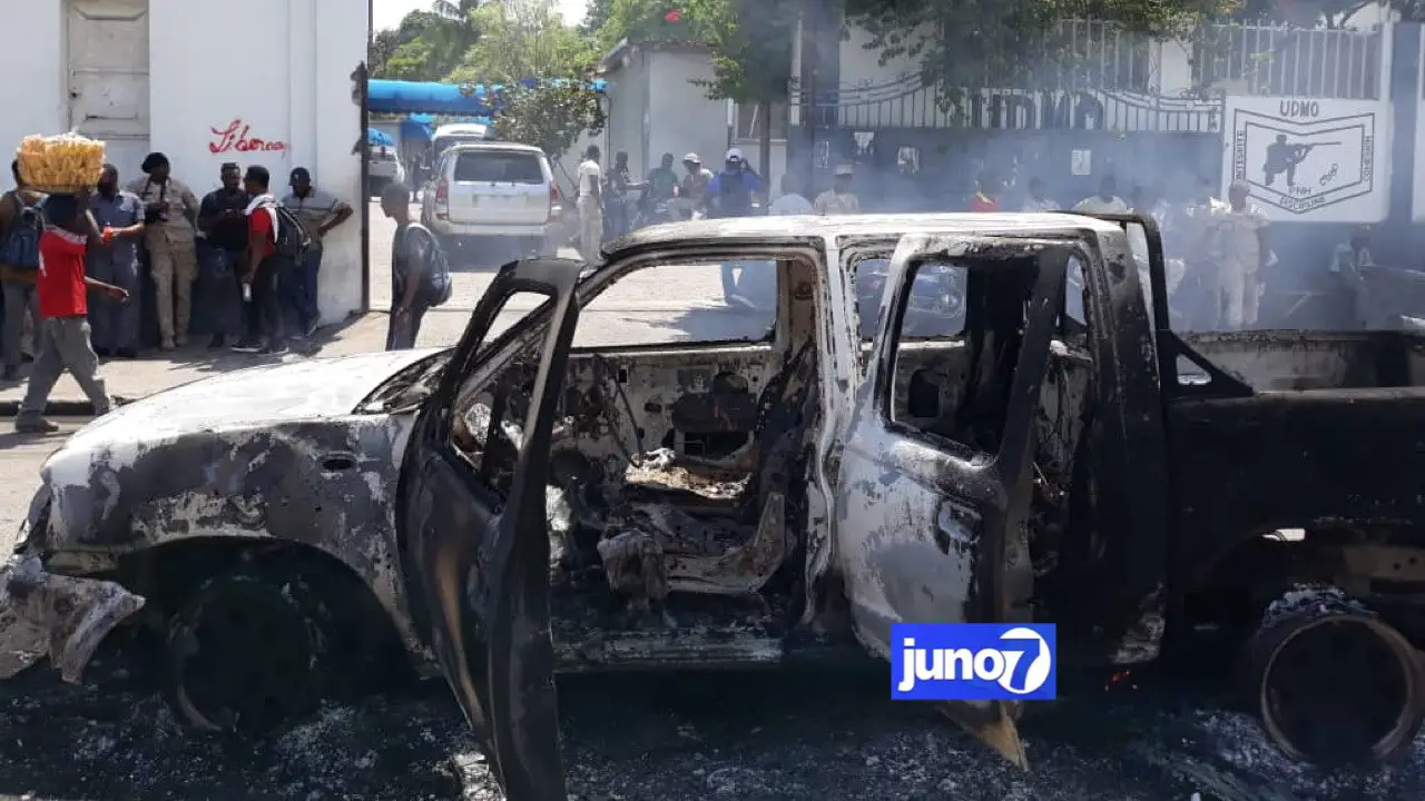 Matinée de tension, 6 véhicules incendiés, les 5 policiers libérés