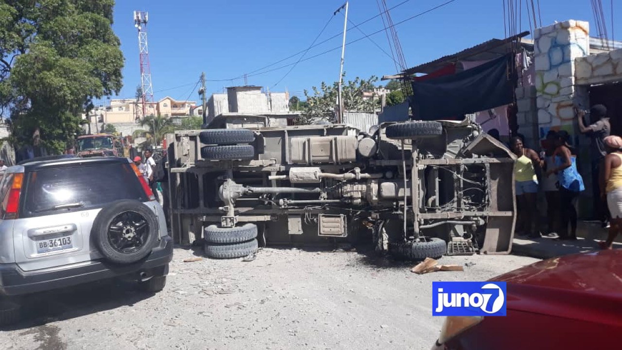 Circulation paralysée entre Delmas 75 et Vivy Mitchell, un camion a chaviré en travers de la route