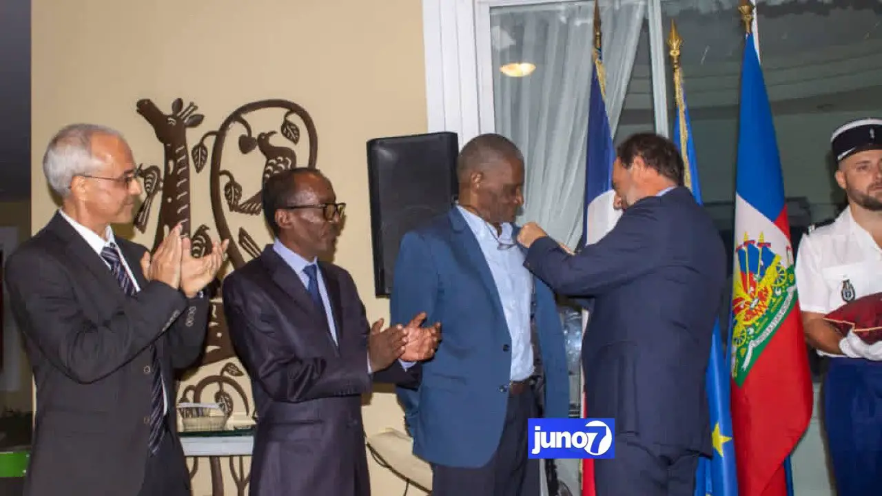 Trois professeurs décorés par l'ambassadeur de France en Haïti