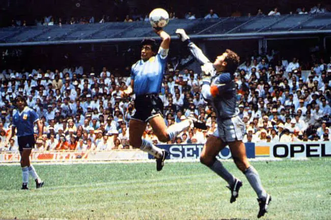 Ajantin - Angletè: Maradona make ak men, abit santral match sa ap bay detay