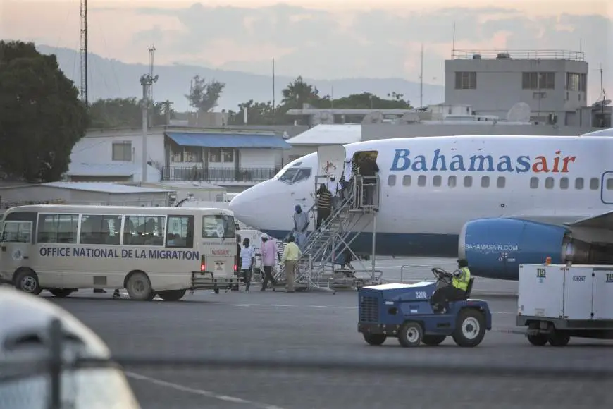 Les Haïtiens rapatriés des Bahamas ont débarqué mercredi à l'aéroport international Toussaint Louverture de Port-au-Prince - Photo AP