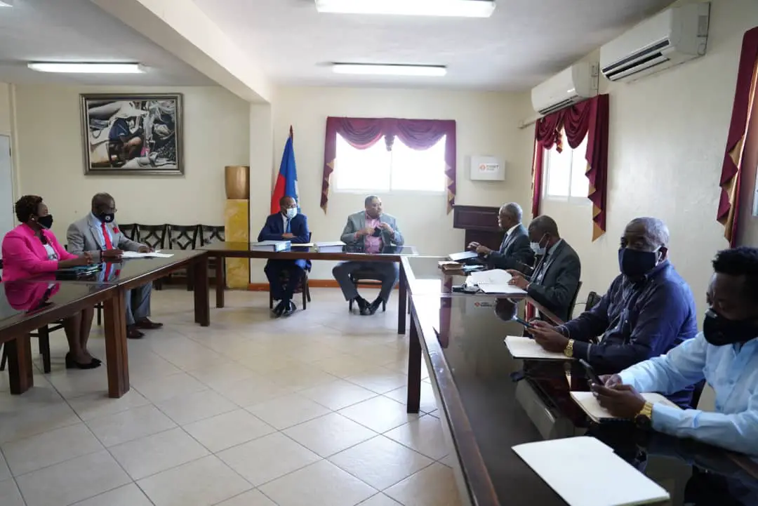 Le premier ministre Jouthe reçoit les rapports Petro Caribe du président du Sénat