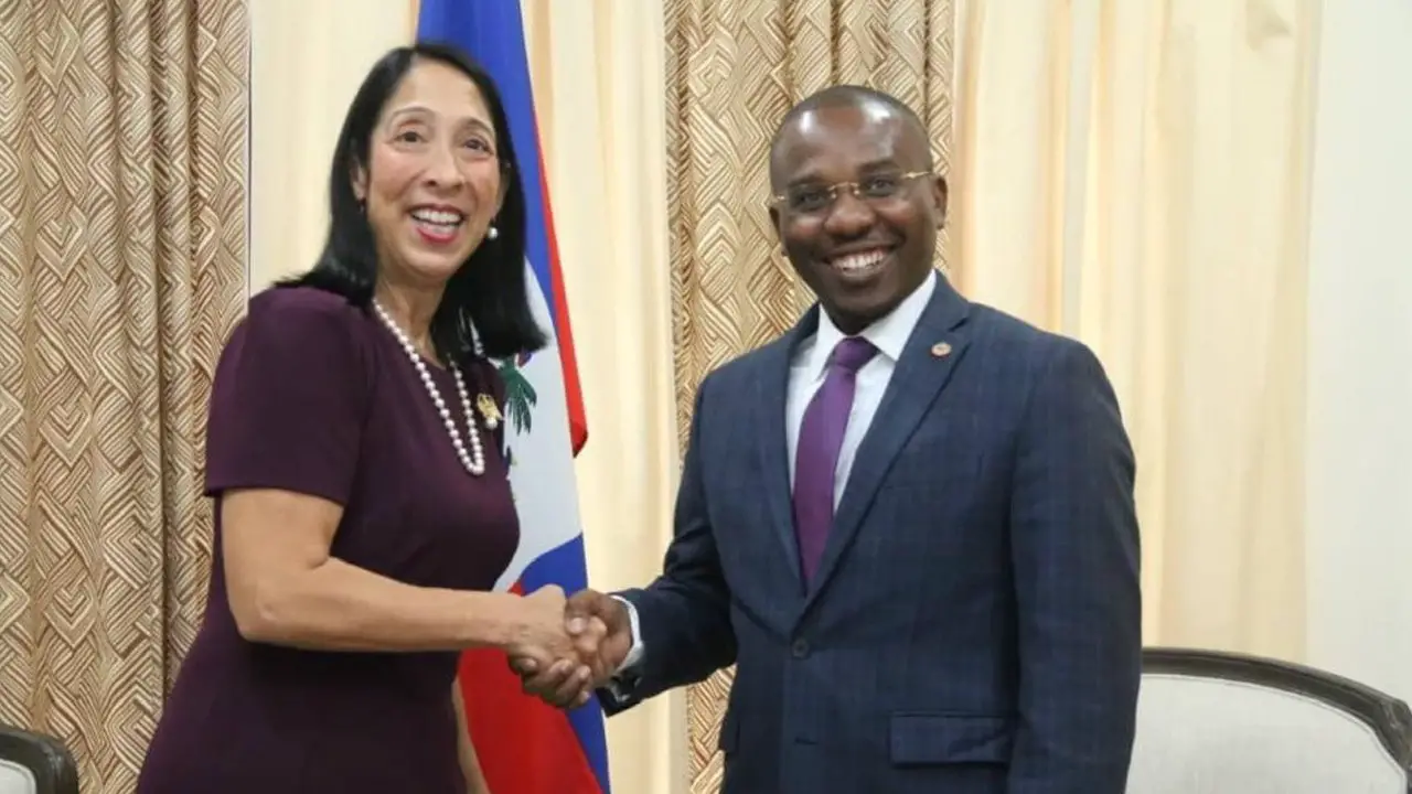 Le ministre Claude Joseph a reçu la visite de l'ambassadeur Michèle Sison