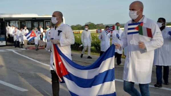 Cuba attend ses médecins "héros" déployés dans le monde pour combattre le covid-19