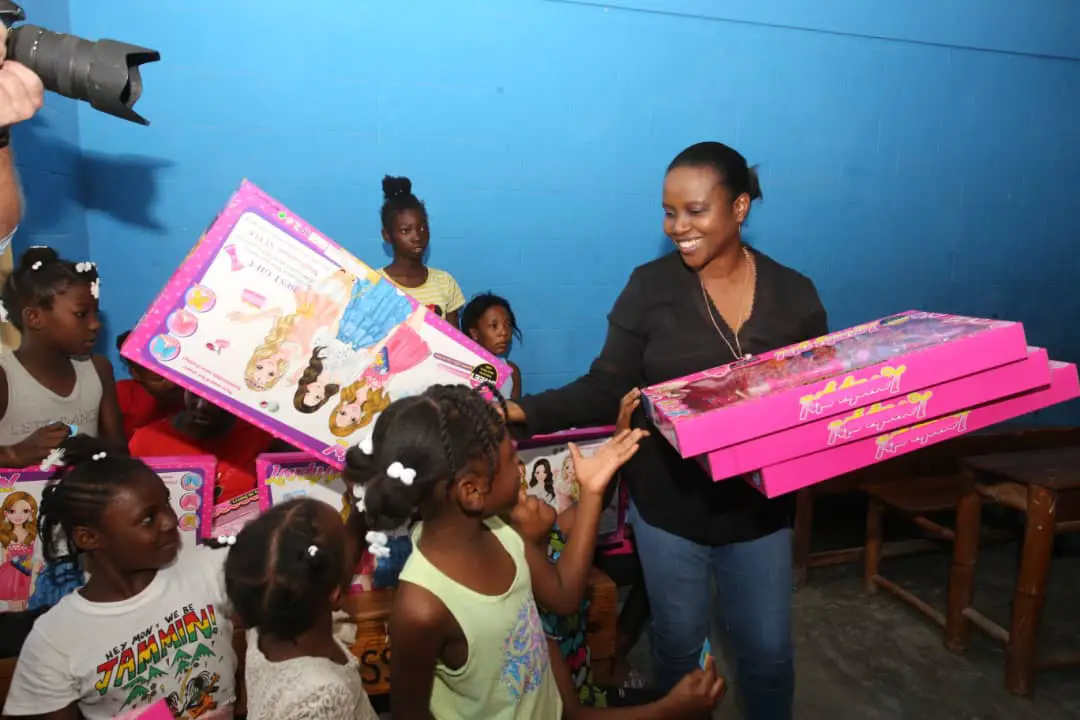 Martine Moïse distribue des cadeaux à des enfants du pays pour la Noël