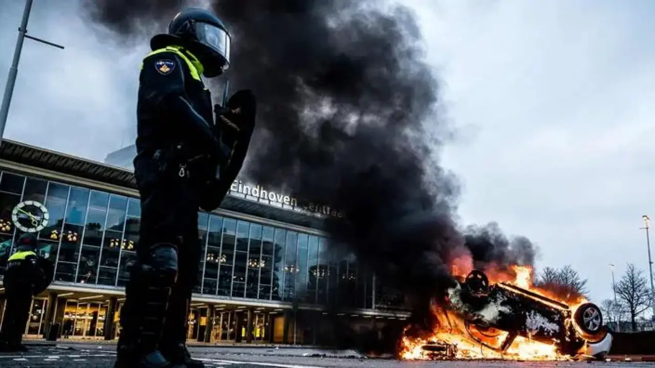Covid-19: des scènes de violence lors des manifestations contre le couvre-feu, au Pays-Bas