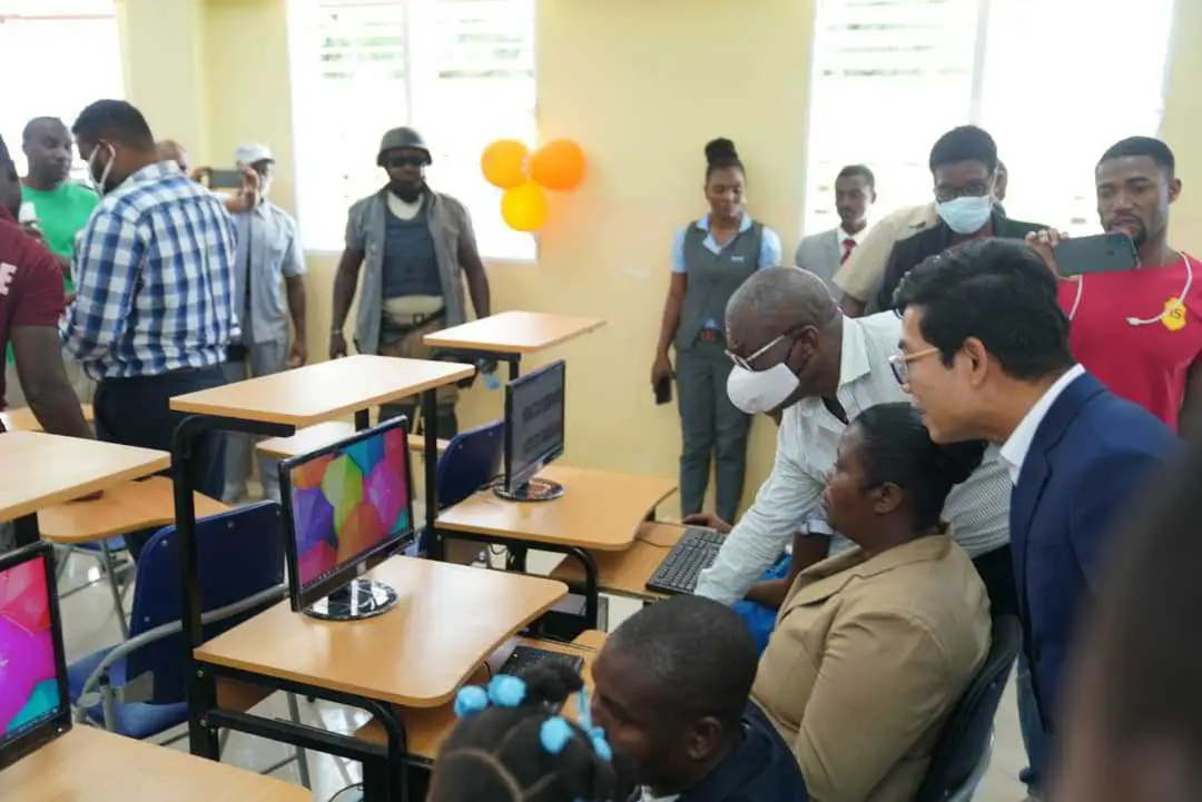 Joseph Jouthe participe à l'inauguration du laboratoire informatique de l'Ecole Marie Auxiliatrice de Thomonde
