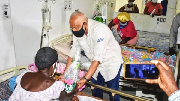 Fête de mères: Eric Jean-Baptiste fait des heureuses à l'Hôpital La Province