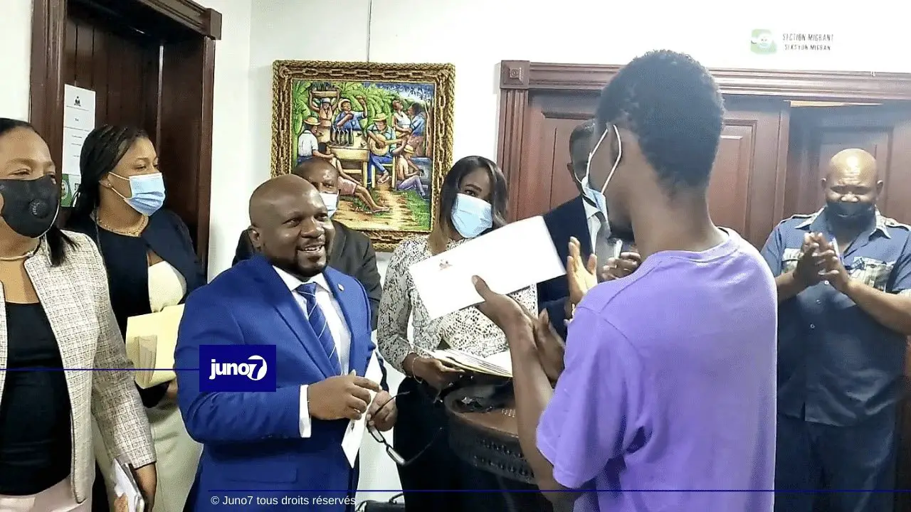 L'Ambassade d'Haïti en République Dominicaine remet des visas d’étudiant à des universitaires haïtiens