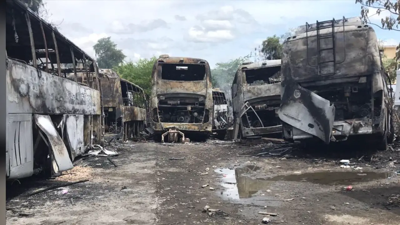 Sept autobus de la compagnie « Le Transporteur » incendiés aux Gonaïves
