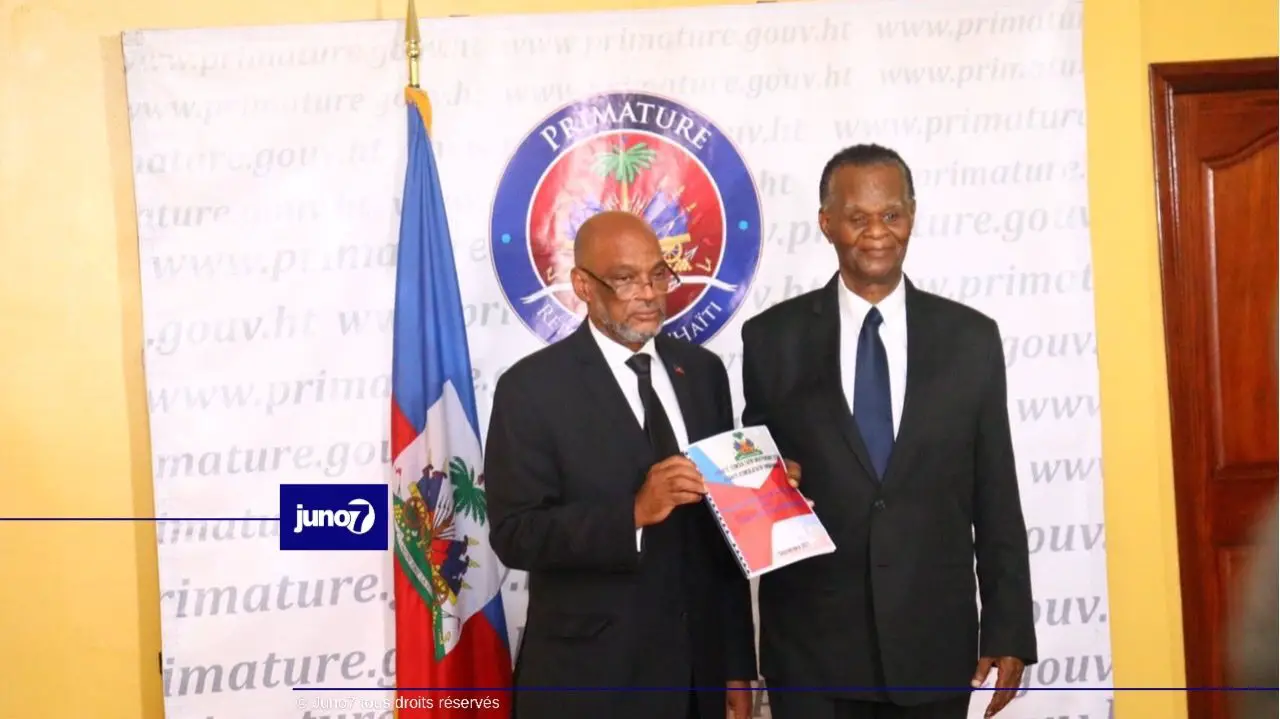 Le PM Ariel Henry reçoit l’avant-projet de la nouvelle Constitution du CCI