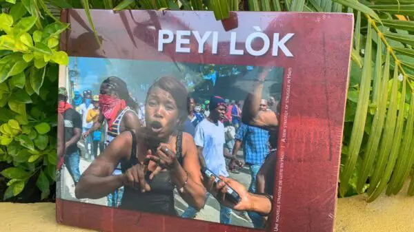 "Peyi Lòk", le livre photo de Johnson Sabin retraçant les derniers mouvements de protestation