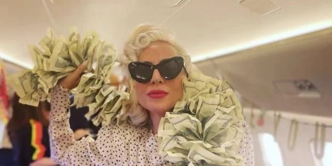 Lady Gaga affiche son écharpe faite exclusivement de billets de 100 $ US