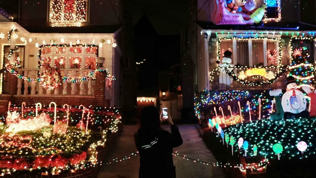 Noël: trop tôt pour décorer, la police suisse demande à une femme d'éteindre ses décorations