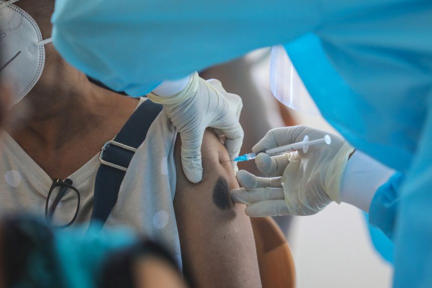 Italie/Covid-19: un homme a tenté de se faire vacciner avec un bras en silicone