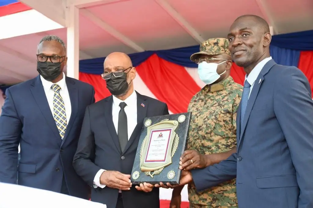 Ariel Henry honoré par les unités de sécurité du palais national