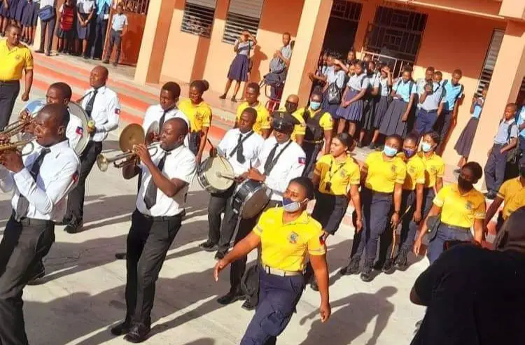La fanfare de la PNH a procédé à la montée du drapeau au Lycée national de La Saline 