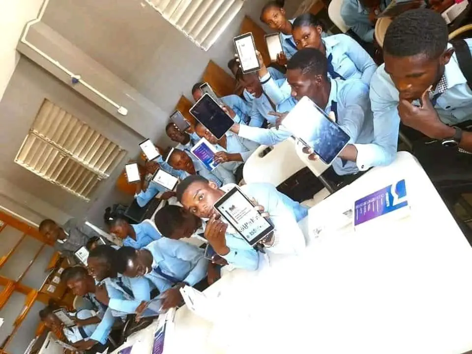 Des élèves du lycée de La Saline ont reçu des tablettes numériques du MENFP
