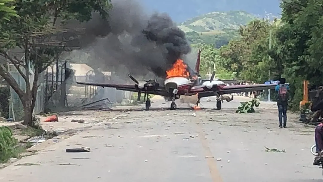 Manifestation aux Cayes: une personne tuée et un petit avion incendié