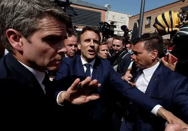 Emmanuel Macron visé par un jet de tomates lors de son déplacement dans un marché à Cergy