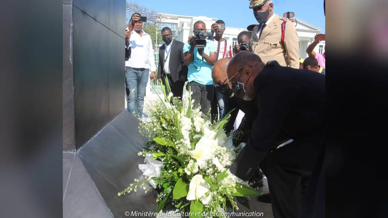 7 avril: le PM Ariel Henry a déposé une gerbe au pied de la statue de Toussaint Louverture