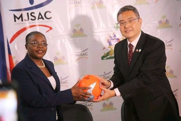 L'ambassade de Taïwan en Haïti a remis un lot de matériels sportifs au MJSAC