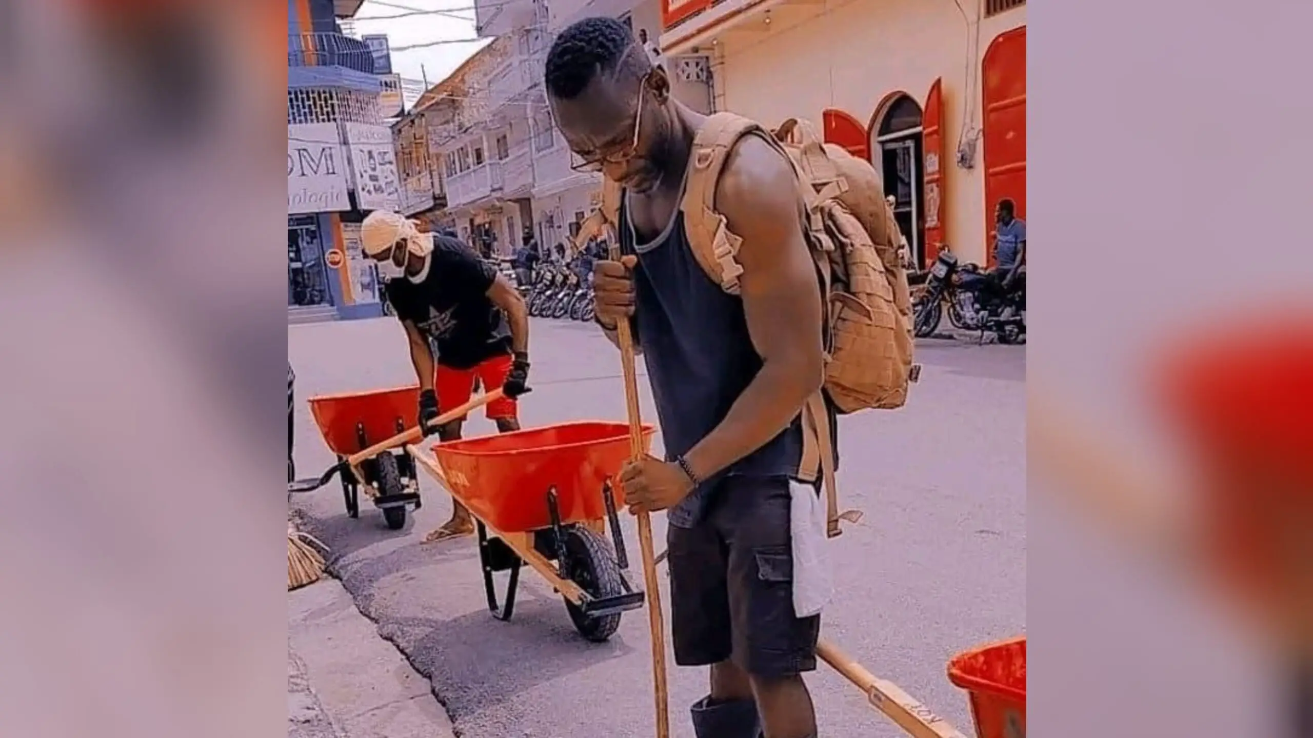 Cap-Haïtien: transformée en ville poubelle, Oky Jems retrousse ses manches pour nettoyer les rues de la ville