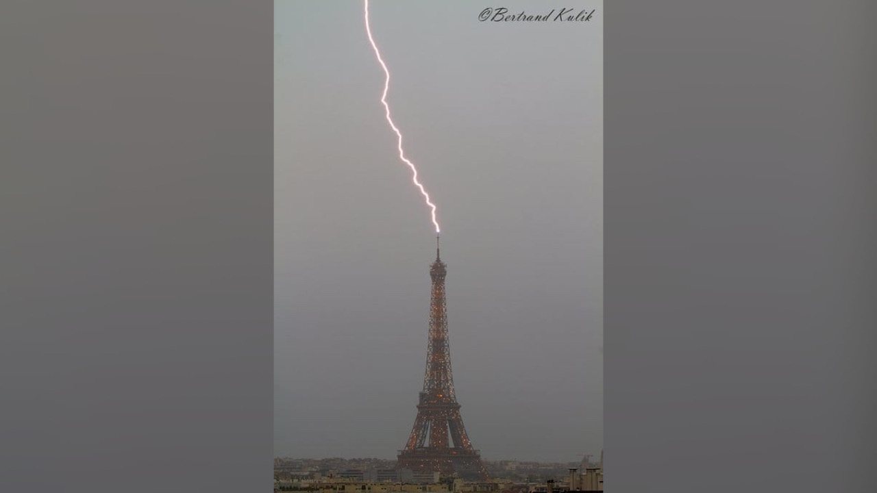 Financée par l'argent haïtien, la Tour Eiffel a été frappée par une foudre ce samedi