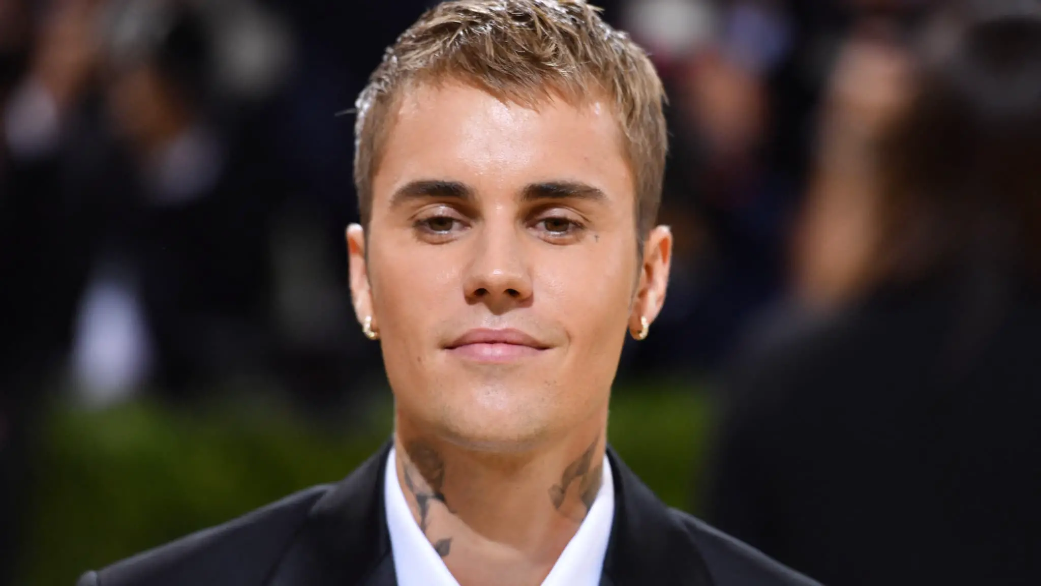 Le visage paralysé, Justin Bieber annule plusieurs concerts