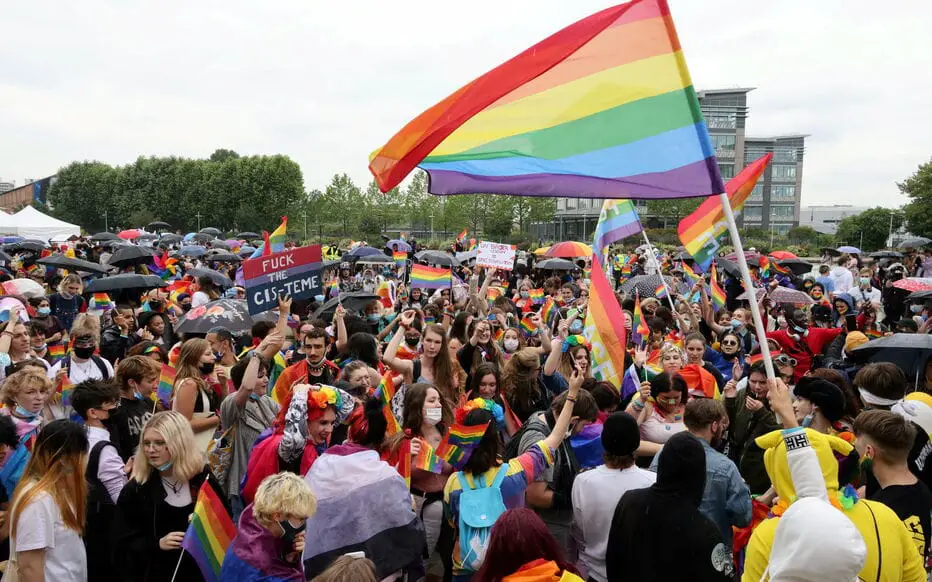 France: plusieurs blessés dans l'effondrement d'un char lors d'une marche de la communauté LGBT
