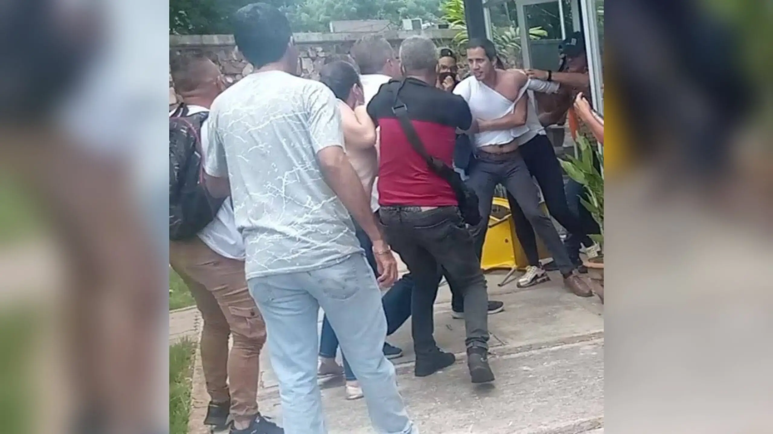 Venezuela : Juan Guaido pourchassé et jeté hors d'un restaurant où se tenait une réunion politique