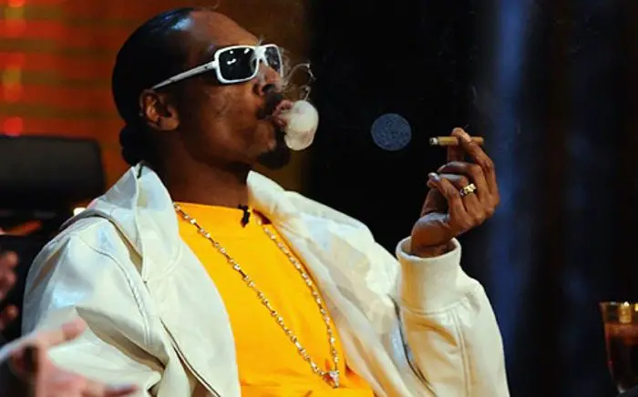 Snoop Dogg a augmenté le salaire de son rouleur de joints personnel à cause de l'Inflation
