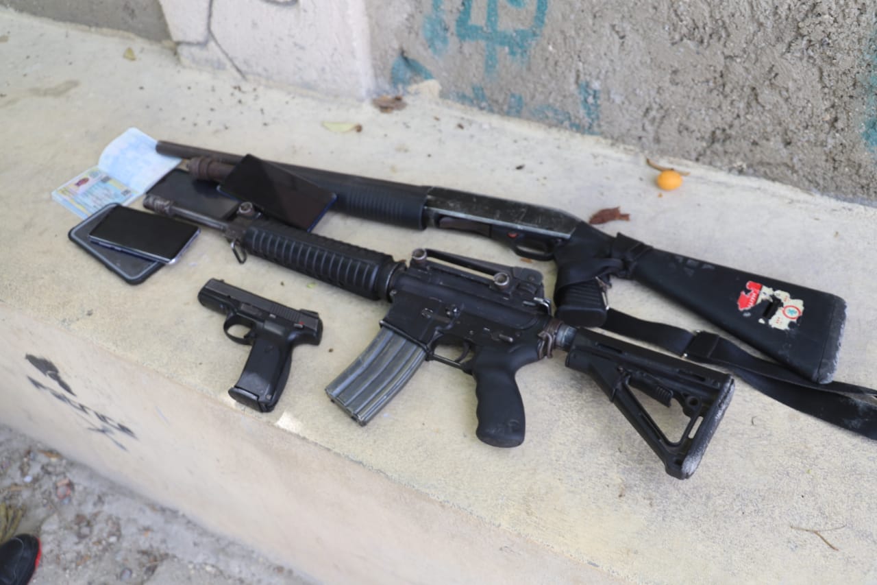 Deux fusils, un pistolet et des matériels saisis lors d'une opération de la PNH à Tabarre 49