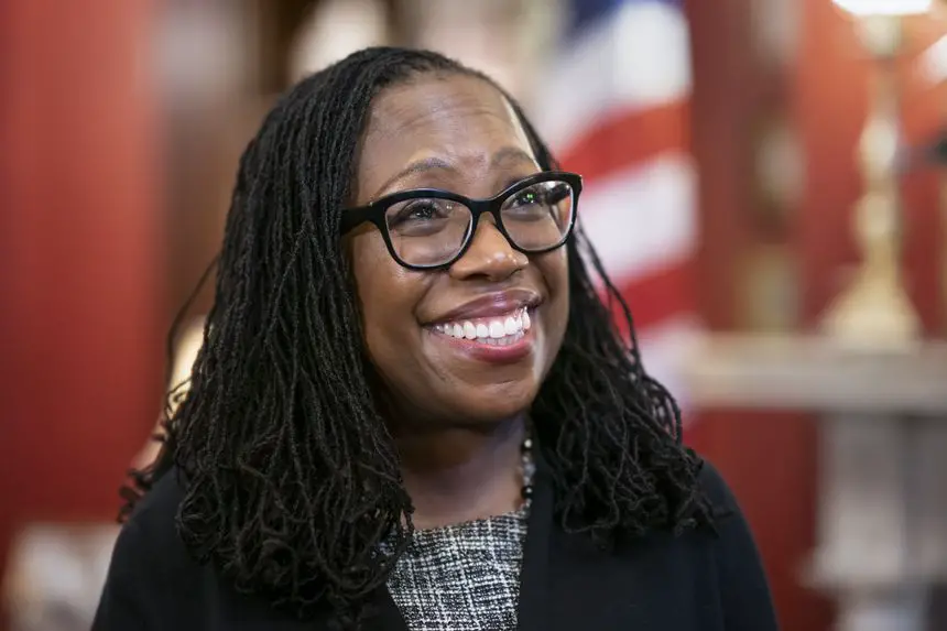 Ketanji Brown Jackson prête serment comme première femme noire juge à la Cour suprême aux États-Unis