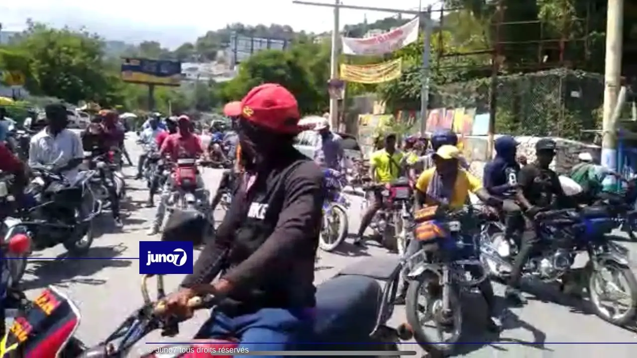 Petion-Ville: protestation des chauffeurs de taxi-moto contre la vente illicite de carburant