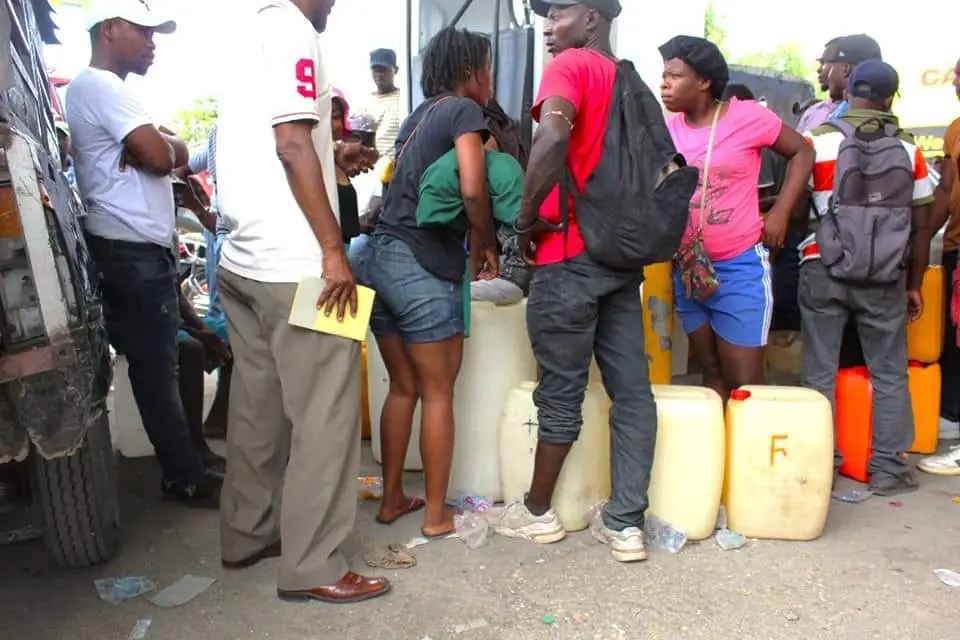 Vente illicite de carburant: le parquet de Port-au-Prince fait injonction aux vendeurs de cesser cette pratique