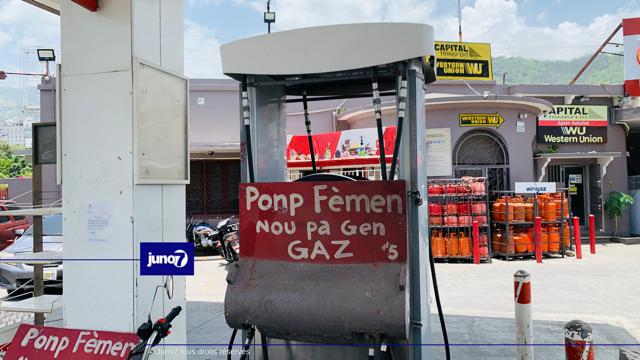Chargement de plusieurs camions citernes à Varreux, le carburant toujours indisponible dans les stations-service