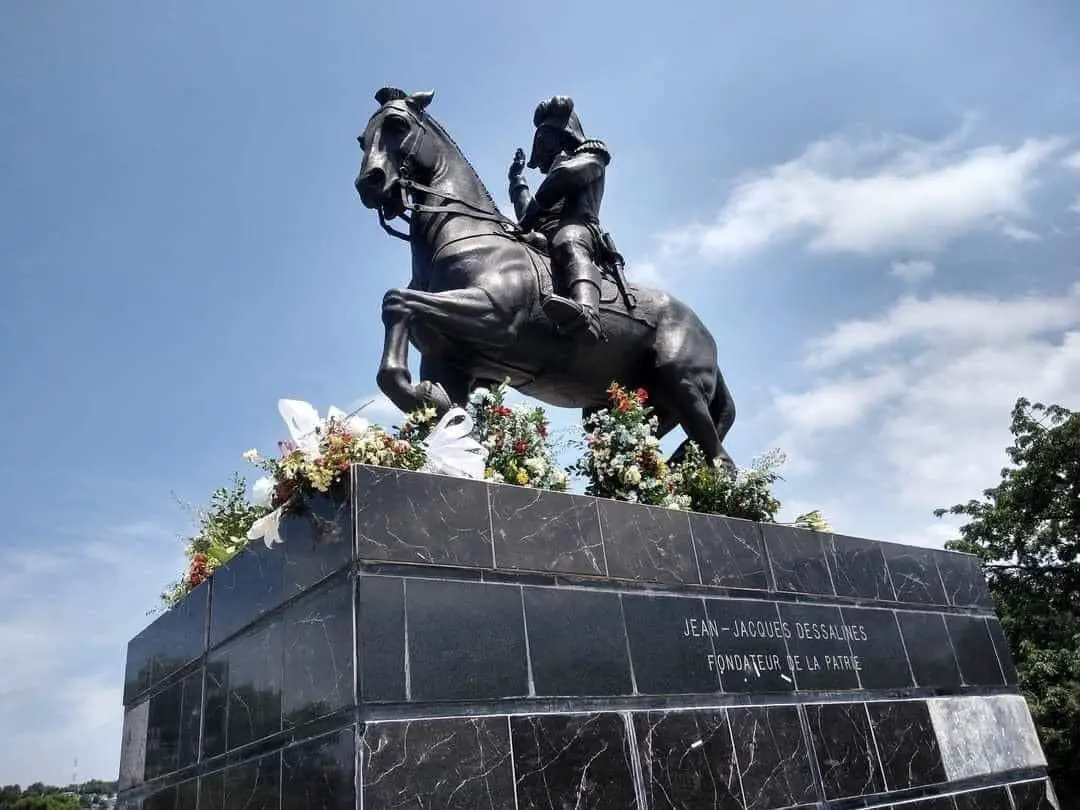 Statue de Dessalines: Ariel Henry condamne les actes de souillure et félicite les gens ayant déposé des gerbes de fleurs