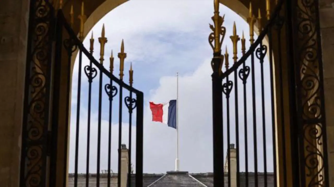 France: 2 maires refusent de mettre en berne les drapeaux de leur ville pour rendre hommage à Elizabeth II