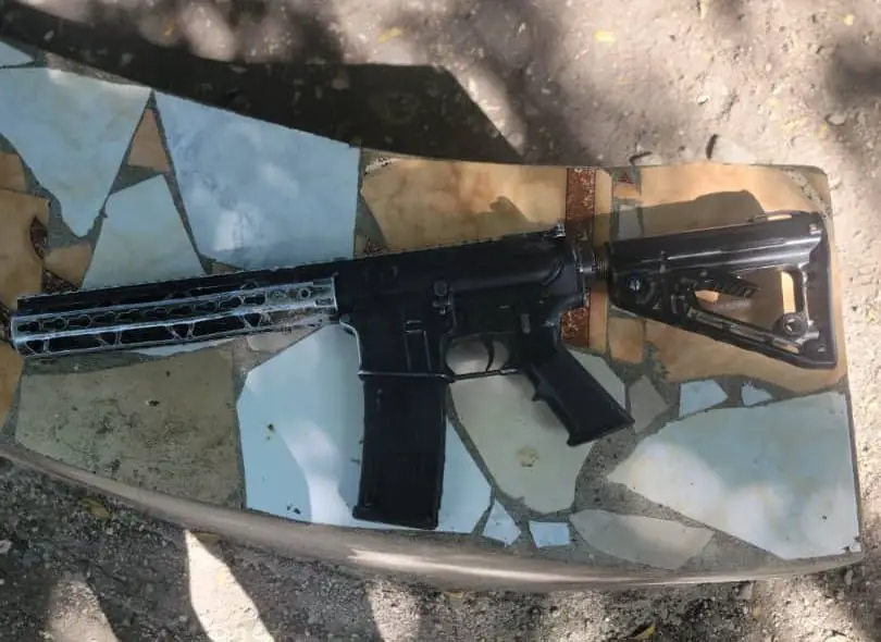Croix-des-Bouquets : un membre du gang « 400 mawozo » tué, un fusil M4 confisqué par la PNH