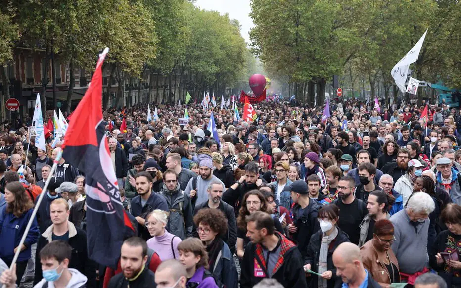En France, des centaines de milliers de manifestants pour demander une hausse des salaires