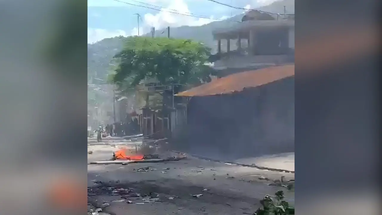 Des manifestants incendient un local de la DGI à Pétion-Ville