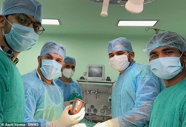 Un indien a enfoncé une tasse en acier dans son anus, 11 médecins ont retiré l'objet après l'opération