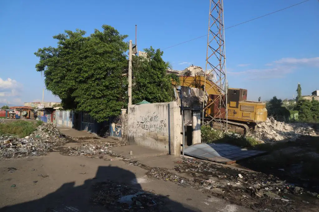Boulevard la Saline: opération de démolition de la PNH pour déloger les bandits