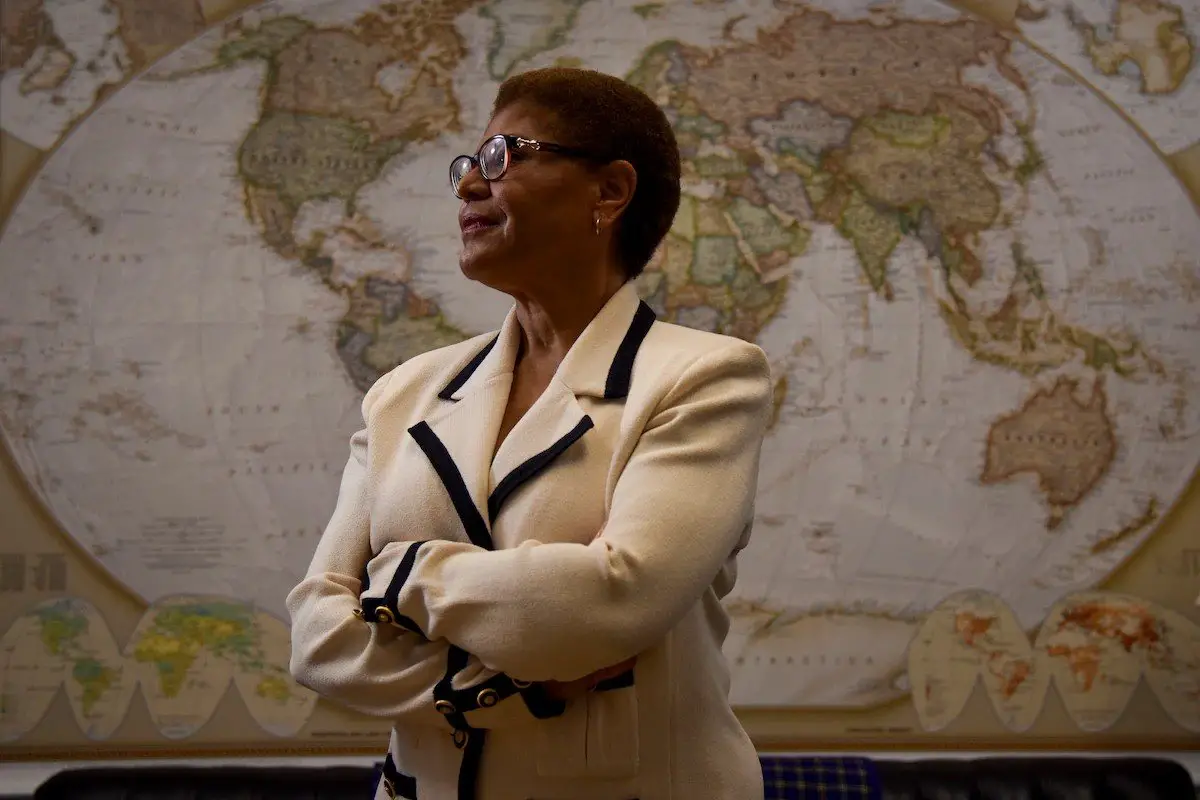 Karen Bass devient la 1ère femme maire de Los Angeles et la 2e noire à occuper ce poste