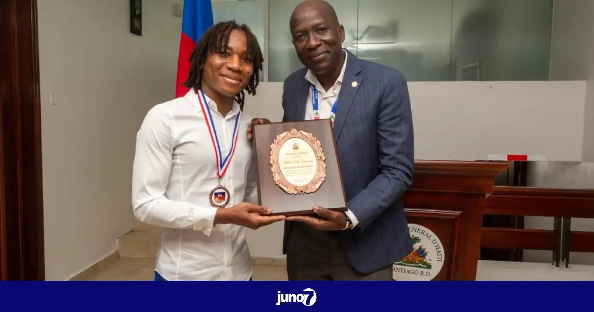 Le Consulat Général d'Haïti à Santiago a honoré la footballeuse Melchie Daelle Dumornay